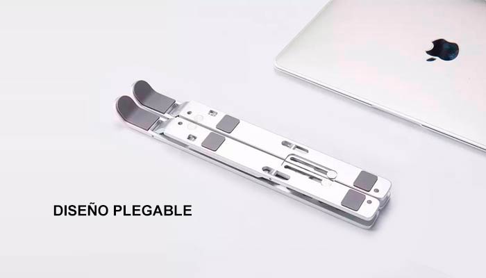 Soporte de aluminio plegable, ergonómico y estable, ideal para laptops, con diseño compacto junto a una computadora.